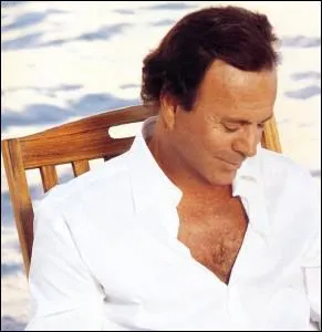 Julio Iglesias - Qui est la chanteuse, qui, lors d'un duo avec le bel hidalgo, finit par l'embrasser en direct ?