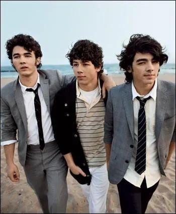 Les Jonas Brothers - Classez-les du plus vieux au plus jeune.