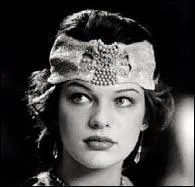 Dans 'Chaplin' de Richard Attenborough, elle incarne la premire femme de cet acteur mythique. Qui tait-ce ?