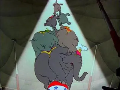 Que doit normalement brandir Dumbo en haut de la pyramide d'lphants ?
