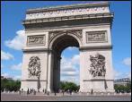 C'est un grand monument de Paris et un très grand rond-point d'où partent 12 avenues. On y a mis le tombeau d'un soldat inconnu de la Première Guerre mondiale.