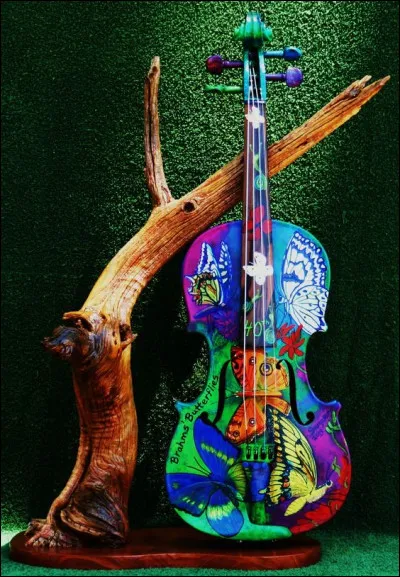 Dans une célèbre comptine à qui chante-t-on Ne pleure pas..... nous te marierons ?