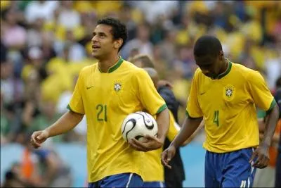 Quel est cet ancien lyonnais qui joue actuellement  Fluminense ?