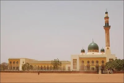 Dans quel restaurant de Niamey, au Niger, les deux otages franais ont-ils t enlevs ?