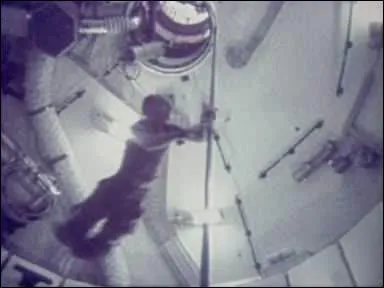 Voici 3 affirmations concernant l'impesanteur (apesanteur). Laquelle est fausse ?