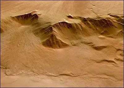 Quelle est la plus grande montagne dcouverte dans le systme solaire, avec une altitude de 27km ?