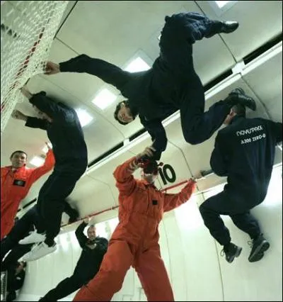 Pourquoi les astronautes flottent-ils dans leur vaisseau spatial ?