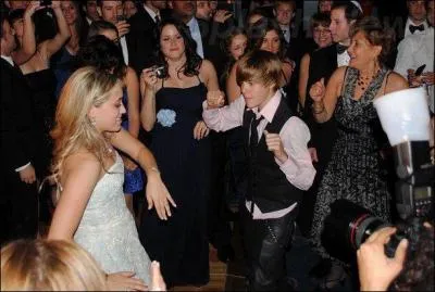 Qui est-ce ? (la blonde avec qui il danse)