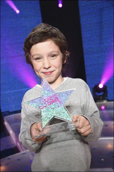 C'est un enfant de 9 ans avec une voix gniale, qui est-ce ?