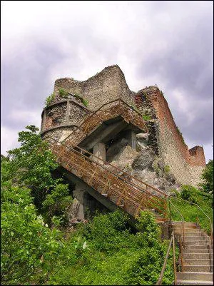 O se trouve le chateau qu'il a fait construire pour sa cour ?