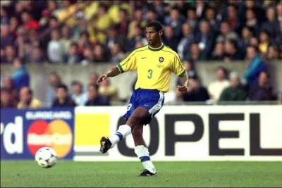 Qui tait l'un des deux dfenseurs centraux ?