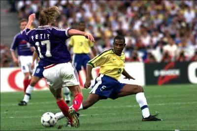 Qui tait l'un des deux milieux dfensifs ? (en jaune au premier plan)