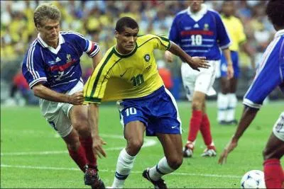 Qui tait l'un des deux milieux offensifs ? (en jaune)