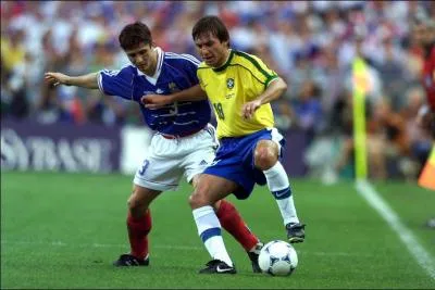 Qui tait l'autre milieu offensif ? (en jaune)