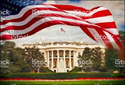 Le drapeau américain flotte sur la Maison Blanche. Quel président s'installa dans la résidence lors de son inauguration en 1800 ?