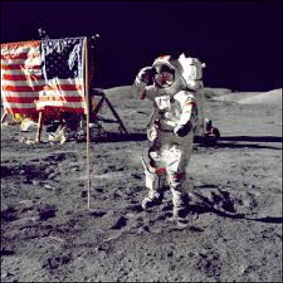 Qui est le premier astronaute à avoir planté le drapeau américain sur le sol lunaire le 21 juillet 1969 ?