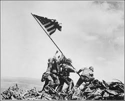 L'élevation du drapeau au sommet du mont Suribachi est la photo emblématique de la guerre du Pacifique contre les Japonais. Elle fut prise lors de quelle bataille en février 1945 ?