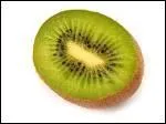 Sa pulpe verte ou jaune,  la saveur acidule et bien sucre, distingue le kiwi, riche en vitamine C et trs lger en calories.