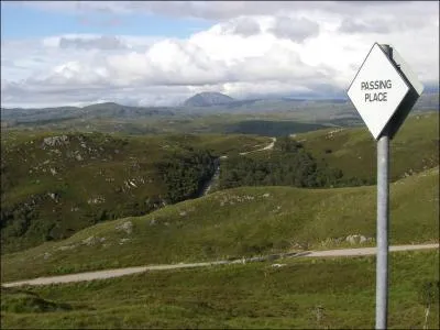 Le Nord de l'Ecosse est bien connu pour l'troitesse de ses routes. Comment appelle-t-on les emplacements amnags sur ces routes pour permettre de se croiser ?