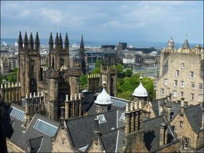 Quel est le nom de la gare principale d'Edimbourg ?