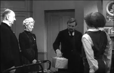 Quel objet Treves offre-t-il  Elephant Man pour fter le fait que celui-ci ait obtenu le droit de rsider de faon permanente dans l'hpital ?