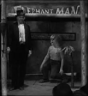 Bytes, le 'propritaire' d'Elephant Man russit  remettre la main sur lui et l'exhibe de nouveau dans un cirque itinrant en :