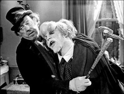 Comment l'homme qui s'occupe d'Elephant Man au cirque traite ce dernier ?