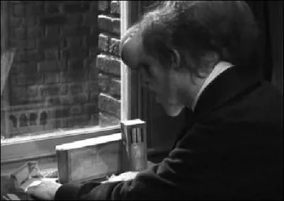 Que construit Elephant Man dans sa chambre d'hpital pour passer le temps ?