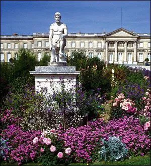 Pendant la Rvolution franaise cette ville s'est appele 'Marat-sur-Oise'. Sous-prfecture du dpartement de l'Oise situe en aval du confluent de l'Oise et de l'Aisne, elle s'appelle aujourd'hui :