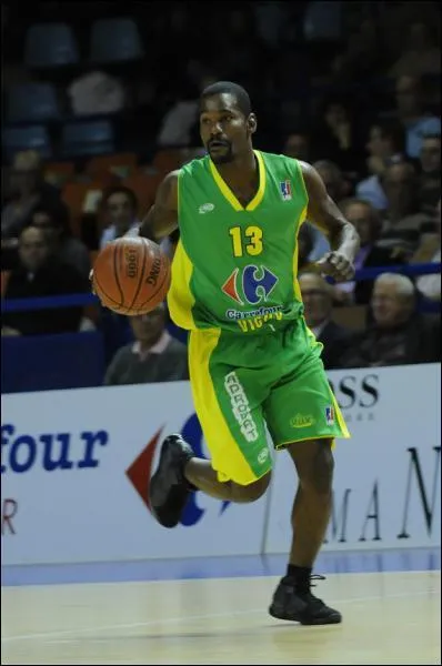 Meilleur passeur de la saison 2009 / 2010 en Pro A, je suis...