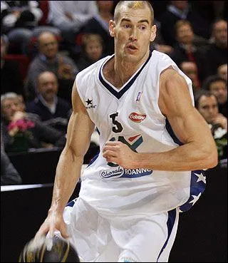 J'ai t champion avec Roanne, j'ai jou en Euroleague, connu pour mes coiffures spciales et mes shoots  3 points, je suis...