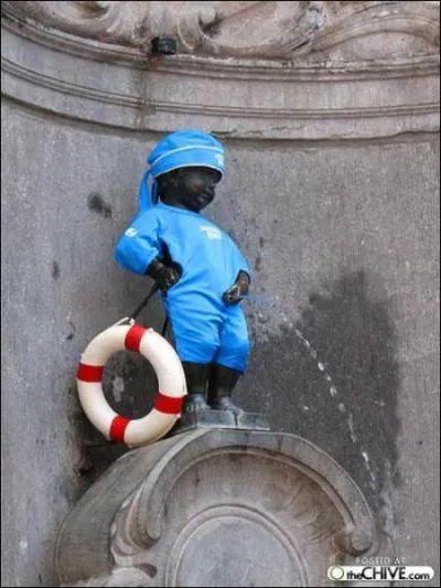 Quel objet se trouve  cot du Manneken Pis ?
