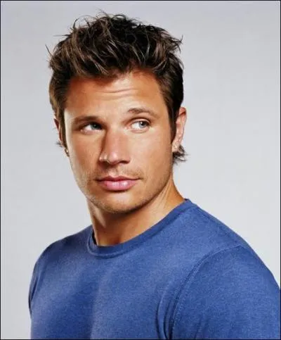 Comment s'appelle le beau gosse crivain dont elle tombe amoureuse ?