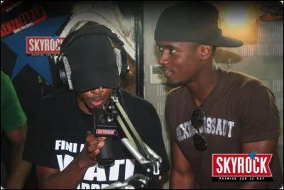 Quel membre du groupe cache son visage avec sa casquette ?