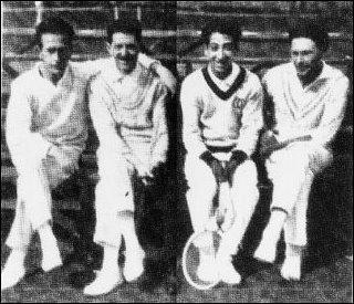 Les 'Quatre mousquetaires' est le surnom de l'quipe franaise de tennis qui remporta la Coupe Davis  six reprises dans les annes 20-30. Il y avait Jean Borotra, Ren Lacoste, Henri Cochet et :