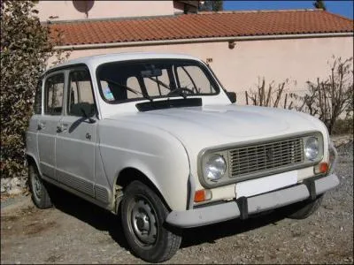 La Renault 4 ou 4L tait une petite voiture qui connut un grand succs entre 1961 et 1992. Elle reste la voiture franaise la plus vendue  ce jour. Quelle tait sa particularit ?