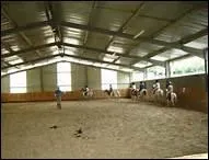 Lorsqu'il passe un coin au trot de travail, que doit faire le cheval ?