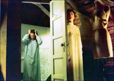 Contrairement au roman, comment Carrie tue-t-elle sa mre dans ce film ?