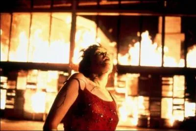 Qu'est-ce qui cause la fureur de la jeune fille dans ce film ?