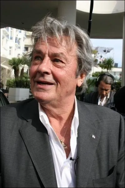 Alain Delon a reu la rcompense pour son rle dans ... .