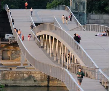 Quel nom de femme de lettre a-t-on donn au dernier-n des ponts de Paris ?