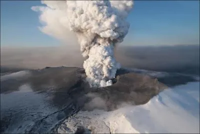 O ce volcan est-il entr en ruption au printemps 2010 empchant des millions de passagers de prendre l'avion ?