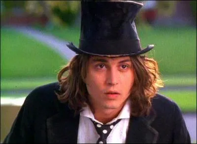 A quel acteur tente-t-il de ressembler dans Benny & Joon ?