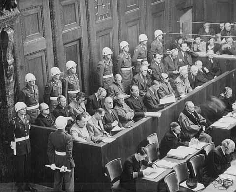 Combien de temps dura le procès de 22 dirigeants à Nuremberg (Allemagne) ?