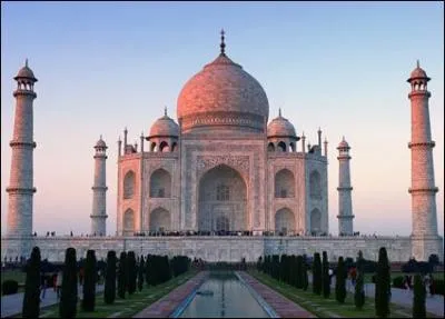 Le Taj Mahal, construit en m�moire de son �pouse par l'empereur moghol Sh�h Jah�n, empereur :
