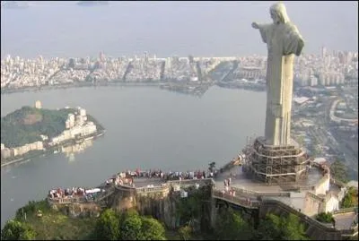 Le Christ R�dempteur est le nom donn� � ce Christ qui domine le mont du Corcovado, � :