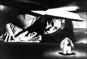 Dans l'pisode 'Les envahisseurs', quelles sont les minuscules cratures qui ont envahi la maison de la vieille femme ?