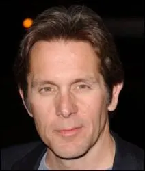 Quel mtier exerce Wayne Davis, le premier mari de Katherine Mayfair ?