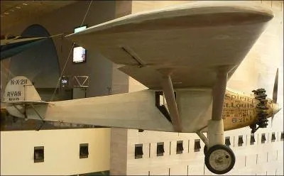 Le' Spirit of St Louis' est le premier avion  traverser :