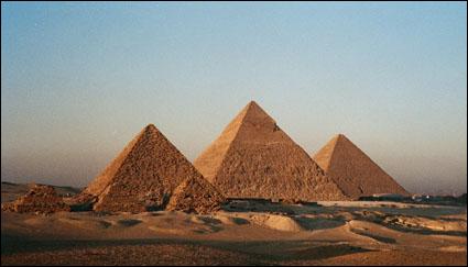 La première Merveille antique : Les pyramides de Khéops construites, pour servir de sépultures royales, par les Pharaons Khéops, Khéphren et Mykérinos vers 2560 av. J. C ...